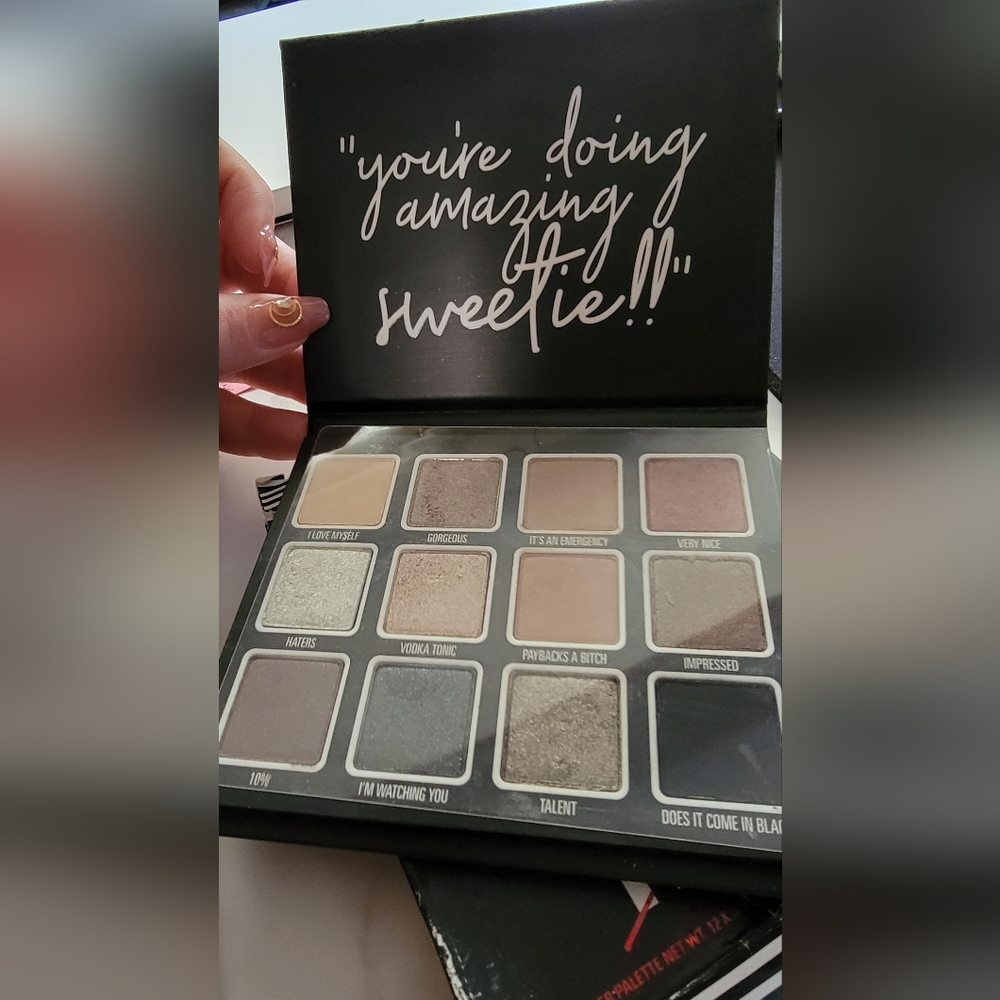 Rare Kris Jenner Palette (You're doing amazing sweetie) Eyeshadow